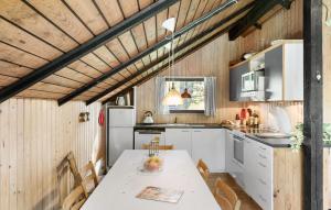 O bucătărie sau chicinetă la 3 Bedroom Cozy Home In Rødby