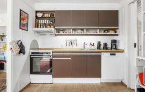 Dapur atau dapur kecil di 4 Bedroom Nice Home In Sjællands Odde +13 gambar