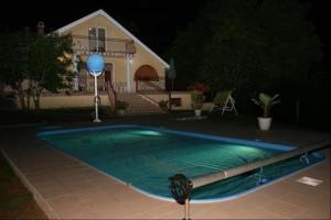 Bazén v ubytovaní Ein Ferienhaus mit Pool, einem Garten und Seeblick alebo v jeho blízkosti