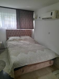 - une petite chambre avec un lit d'angle dans l'établissement Apartman Tomic, à Brčko