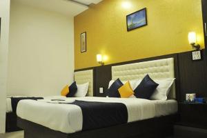 Postel nebo postele na pokoji v ubytování Hotel Akasa Inn Near T2 International Airport Mumbai