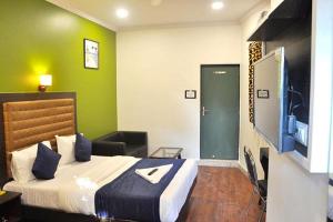 Postel nebo postele na pokoji v ubytování Hotel Akasa Inn Near T2 International Airport Mumbai
