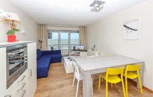 Il dispose d'une cuisine et d'un salon avec une table et des chaises jaunes. dans l'établissement Residentie Zeezicht, Ref 104, à Ostende