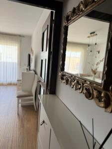 een spiegel op een witte ladekast in een kamer bij Alojamiento Carioca in Almodóvar del Río