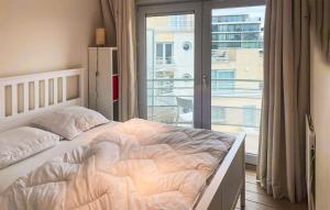 une chambre avec un lit et une grande fenêtre dans l'établissement Residentie Zeezicht, Ref 104, à Ostende