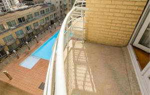 une vue aérienne d'une piscine dans un immeuble dans l'établissement Residentie Zeezicht, Ref 104, à Ostende 9 autres photos