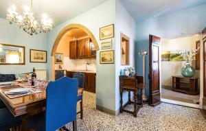 une salle à manger avec une table et une cuisine dans l'établissement Amazing Apartment In Stibbiolo With House A Panoramic View, à Soianella