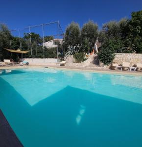 une grande piscine d'eau bleue dans l'établissement Ferienwohnung für 4 Personen ca 48 qm in Peschici, Adriaküste Italien Ostküste von Apulien - b61258, à Peschici