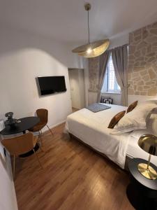 Posteľ alebo postele v izbe v ubytovaní Studios Ani + 28 fotografií