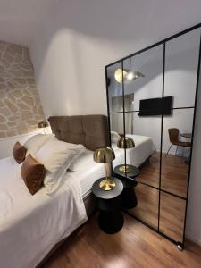um quarto com duas camas e um candeeiro sobre uma mesa em Studios Ani em Split
