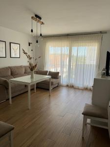 een woonkamer met een bank en een tafel bij Alojamiento Carioca in Almodóvar del Río