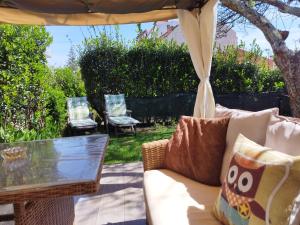 Posedenie v ubytovaní JARDIN, TERRAZA Y BARBACOA