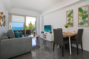 TV a/nebo společenská místnost v ubytování Jenny - Beachfront Apartment