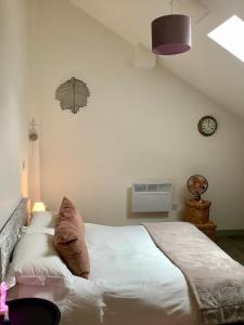 Postel nebo postele na pokoji v ubytování Luxury 1 Bed City Centre Apartment with Free Wifi & Breakfast