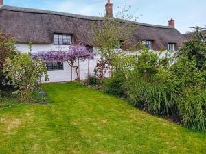 an exterior view of a house with a yard at Ashford Old Farm in Ilton