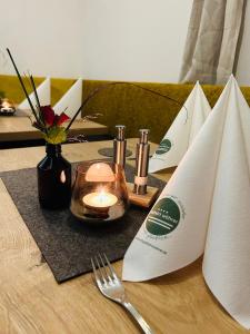 アイゲン・イム・エンスタールにあるLandgasthof Wöhrerのキャンドルとナプキンをトッピングしたテーブル