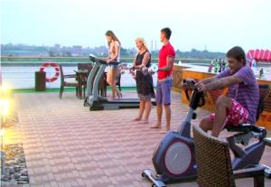 live Nile in style Nile cruise in Luxor and Aswan في الأقصر: مجموعة من الناس تقف على سطح قارب