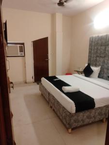 Hotel Kaushambi Grand tesisinde bir odada yatak veya yataklar