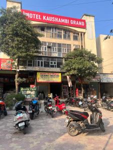 un gruppo di motocicli parcheggiato di fronte a un edificio di Hotel Kaushambi Grand a Ghaziabad