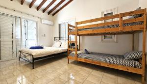 帕福斯的住宿－Kings Bungalow，一间卧室配有两张双层床。