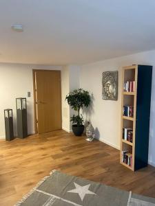 uma sala de estar com uma estante de livros e uma estrela em Flughafennahe 100 qm Oase mit eigenem Fitnessraum em Holzwickede