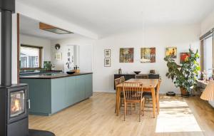 A cozinha ou cozinha compacta de Stunning Home In Grlev With Wifi