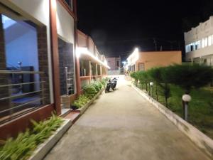 uma moto estacionada ao lado de um edifício à noite em THE ROYAL BEACH HOTEL AND RESORT em Mandarmoni