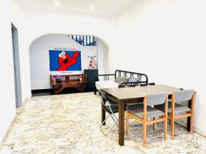 ein Esszimmer mit einem Tisch und Stühlen in der Unterkunft Convenient Rare house in central city in Singapur
