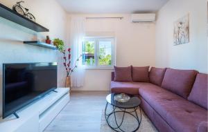 Χώρος καθιστικού στο 2 Bedroom Amazing Apartment In Benkovac
