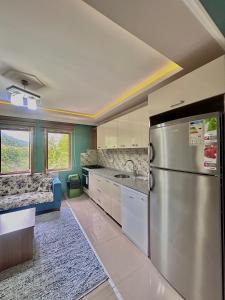A kitchen or kitchenette at Konak Grand Apart