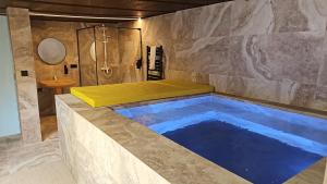 y baño con bañera y ducha con lavamanos. en HEARTS & PONIES Apartamentos con piscinas privadas cerca de la Warner en Chinchón