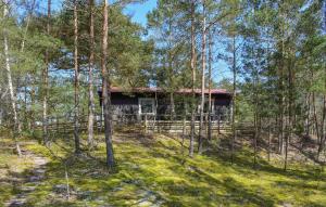 una cabaña de madera en el bosque con árboles en Awesome Home In Yngsj With House A Panoramic View en Yngsjö