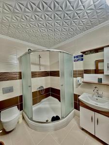 A bathroom at Konak Grand Apart