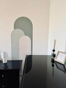 une chambre avec une table et une horloge sur un mur dans l'établissement Valleverde house, à Melfi