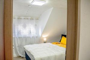 Posteľ alebo postele v izbe v ubytovaní F&F Suites Ilsfeld - 3 Zimmer DG schickes Apartment - Zentral mit kostenfreien Privatparkplätzen und WLAN