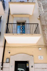 budynek z balkonem i drzwiami w obiekcie Palazzo Boemondo w mieście Bari