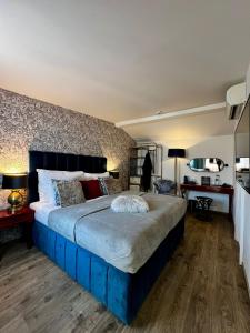 プラハにあるアンティーク ホテル プラハのベッドルーム1室(青い大型ベッド1台付)