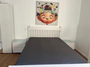 um quarto com uma cama com uma máscara na parede em Appartement am Teich em Krefeld