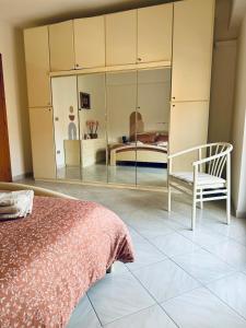 - une chambre avec un lit et une chaise dans l'établissement Valleverde house, à Melfi