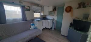 Η κουζίνα ή μικρή κουζίνα στο Bungalow tout confort avec accès direct à la plage +20 φωτογραφίες