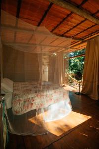 a bedroom with a bed in a room with a window at Casa na Vila de Abraão in Abraão