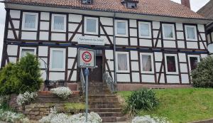 a house with a no parking sign in front of it at Apartaments Am Schloß in Bevern