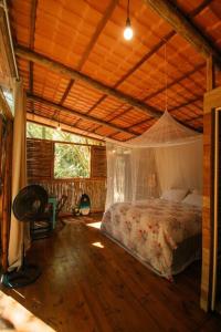 a bedroom with a bed in a log cabin at Casa na Vila de Abraão in Abraão