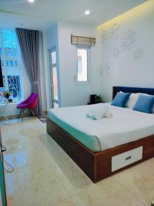 ein Schlafzimmer mit einem großen Bett in einem Zimmer in der Unterkunft Adventure Hotel in Ho-Chi-Minh-Stadt
