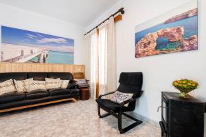 Posezení v ubytování YourHouse Petita, beach house in Majorca North