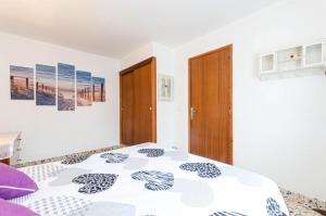 Postel nebo postele na pokoji v ubytování YourHouse Petita, beach house in Majorca North