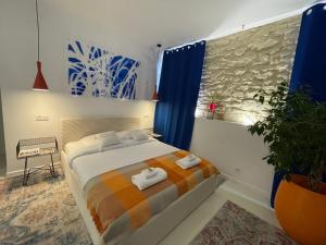 a bedroom with a bed with towels on it at Studio 11 Bis in Vichy