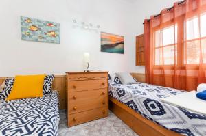 Postel nebo postele na pokoji v ubytování YourHouse Petita, beach house in Majorca North