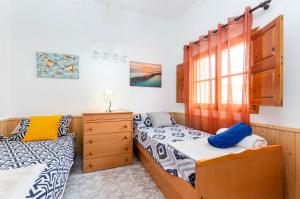 Postel nebo postele na pokoji v ubytování YourHouse Petita, beach house in Majorca North