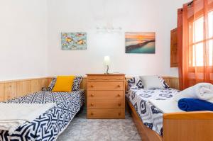 Postel nebo postele na pokoji v ubytování YourHouse Petita, beach house in Majorca North
